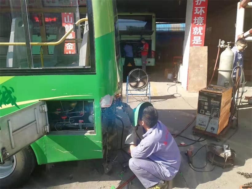 鈑金工，修復(fù)車身.jpg