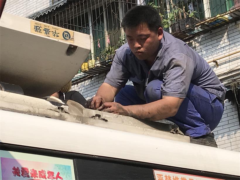 電工，檢修車輛空調(diào).jpg